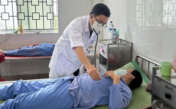 Cả gia đình 12 người nấu cá nóc ăn, 5 người nhập viện cấp cứu