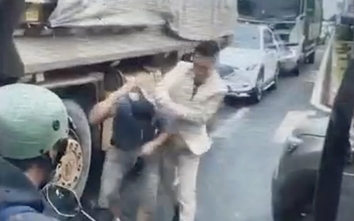 Ô tô rước dâu va chạm xe tải, chú rể đuổi đánh tài xế