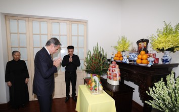 Ngoại trưởng Mỹ tới nhà riêng, thắp hương và chia buồn với gia đình Tổng Bí thư