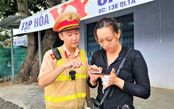 Người vi phạm lúng túng khi bị giữ bằng lái qua VNeID