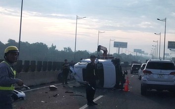 Ô tô 7 chỗ lật nhiều vòng trên cầu, cao tốc Long Thành ùn tắc hơn 1km