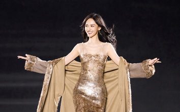 Đường Yên khoe mình hạc xương mai trên sàn diễn của Tuần lễ thời trang Paris