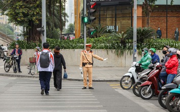 Đi bộ qua đường coi chừng bị phạt