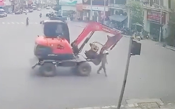 Đi bộ sang đường, người phụ nữ bị xe máy xúc cán tử vong