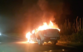 Đắk Lắk: Xe bán tải bốc cháy ngùn ngụt trên đường Hồ Chí Minh