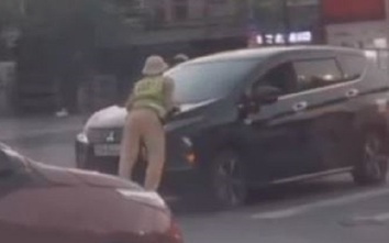 Nghệ An: Tài xế ủi CSGT lên nắp capo và phóng đi