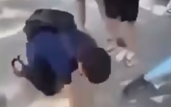 Hà Nội yêu cầu làm rõ vụ nam sinh lớp 10 bị ép liếm biển số xe