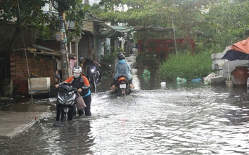 TP.HCM: Người dân khổ sở bì bõm lội nước cạnh cống ngăn triều