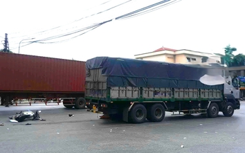 Va chạm với xe tải, hai anh em đi xe máy thương vong tại Hải Phòng