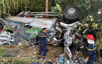 Xe tải mất lái lật nhào trên QL14C, 2 người tử vong