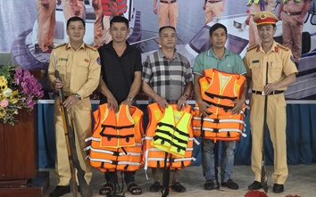 Lào Cai: Người dân giao nộp vũ khí, vật liệu nổ được tặng áo phao