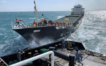 Huế: Chìm tàu chở gần 6.000 tấn xi măng, 8 thuyền viên được cứu sống