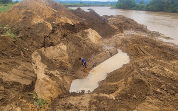 Gia Lai: Xác minh vụ đào bới gây sạt lở bờ sông nghi lấy gỗ chôn lấp sau lũ lụt