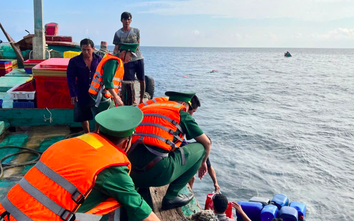 TP.HCM: Cứu 8 thuyền viên bị chìm tàu ngoài khơi Côn Đảo