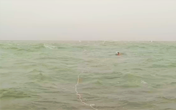 Vượt sóng gió, cứu thuyền viên bị chìm tàu trôi dạt trên biển Cà Mau