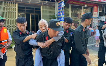 Xúc động hình ảnh Công an Lạng Sơn ngày đêm dầm mình trong mưa lũ hỗ trợ người dân