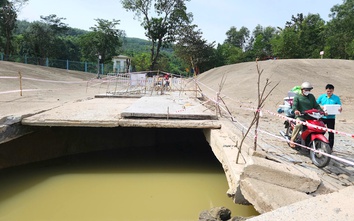 Quảng Ngãi: Người dân liều mình băng qua cầu tràn bị lũ cuốn trôi mặt bê tông