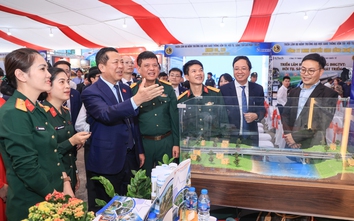 Bộ trưởng Trần Hồng Minh thăm triển lãm 80 năm Trường Đại học GTVT