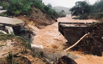 Lũ cuốn trôi cầu ở Quảng Ngãi, hàng trăm người dân bị cô lập