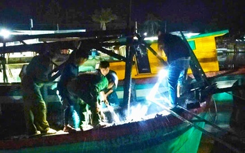 Kịp thời hỗ trợ chữa cháy tàu cá trong đêm ở Cà Mau
