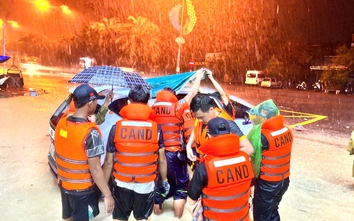 Công an Gia Lai trắng đêm cứu dân giữa dòng nước lũ