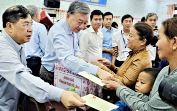 Tổng Bí thư Tô Lâm thăm, tặng quà người dân vùng rốn lũ ở Huế