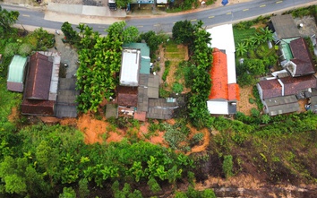 Quả đồi sạt lở "tấn công" nhà dân, uy hiếp an toàn quốc lộ qua Quảng Ngãi