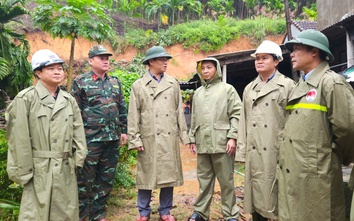 Lãnh đạo tỉnh Quảng Ngãi thị sát quả đồi sạt lở, tặng quà người dân ở nơi sơ tán