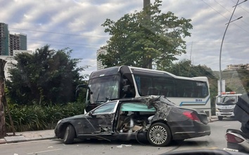 Mercedes-Maybach mất lái đâm xe khách đỗ ven đường, tài xế bất tỉnh ở Quảng Ninh
