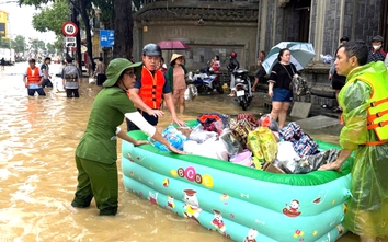 Khánh Hòa: Cảnh sát PCCC&CNCH làm nòng cốt cứu hộ, tiếp nhận nhu yếu phẩm hỗ trợ vùng lũ
