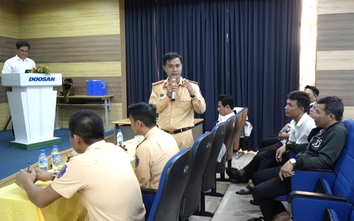 Quảng Ngãi: Tuyên truyền pháp luật giao thông đường bộ cho lái xe đưa đón công nhân