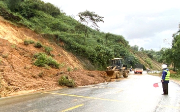 Huế: Nỗ lực khắc phục sạt lở, đảm bảo giao thông sau lũ