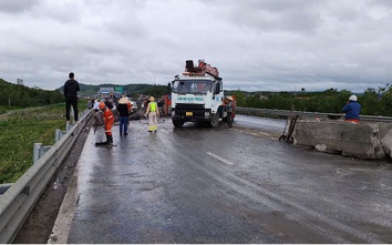 Xe đầu kéo húc bay dải phân cách, cao tốc qua Nghệ An tắc dài nhiều giờ