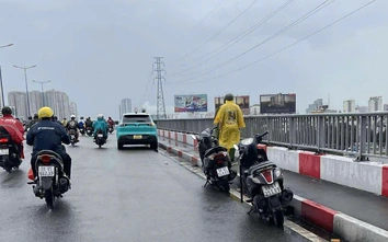 Tài xế bỏ lại xe taxi, nhảy cầu Sài Gòn tự vẫn