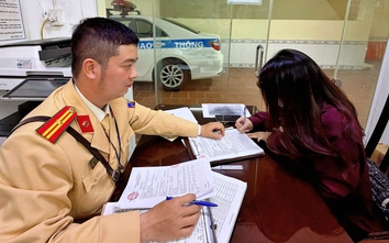 Hà Nội: Xử phạt người phụ nữ lái ô tô đi ngược chiều, buộc xe khác nhường đường