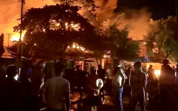 Gia Lai: Cháy lớn trong đêm thiêu rụi hàng chục gian hàng tại chợ Bình Dương