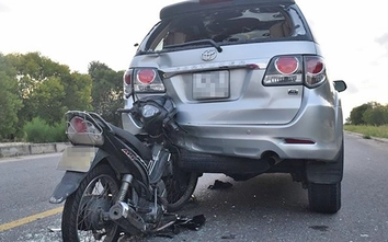 Xe máy tông ô tô dừng đỗ ven đường, ai phải bồi thường?