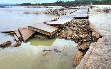 Lũ cuốn trôi mố và nhịp cầu ở Quảng Ngãi, giao thông trên tỉnh lộ 623B tê liệt