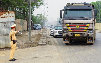 Quyết liệt xử lý xe quá khổ, quá tải làm rơi vãi vật liệu ra đường
