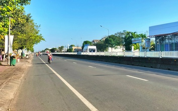 Lắp đặt tấm chống lóa trên dải phân cách cứng dọc quốc lộ 1 qua Cà Mau