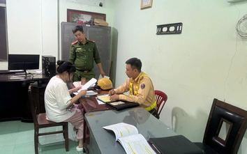 Tịch thu phương tiện, tước giấy phép lái xe của cô gái buông hai tay khi điều khiển xe máy