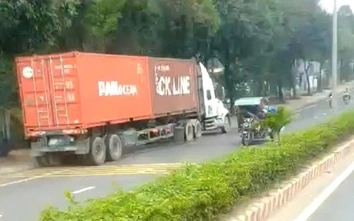 Phạt 19 triệu đồng, trừ 4 điểm tài xế điều khiển xe container chạy ngược chiều ở TP.HCM