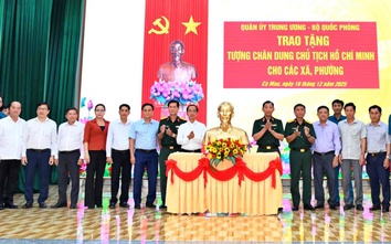 Cà Mau: Trao tặng tượng chân dung Chủ tịch Hồ Chí Minh cho các xã, phường