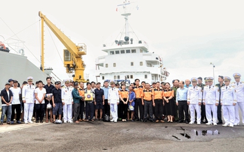 Đưa 52 ngư dân bị cháy tàu trên biển Trường Sa về đất liền an toàn