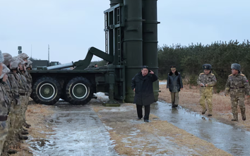 Chủ tịch Triều Tiên Kim Jong-un thị sát thử tên lửa phòng không tầm xa mới