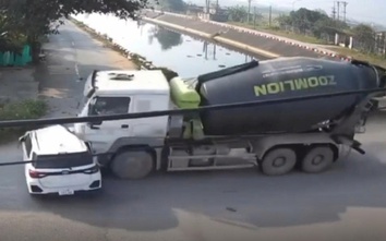 Không giảm tốc độ qua ngã tư, ô tô con bị xe bồn húc văng xuống rãnh