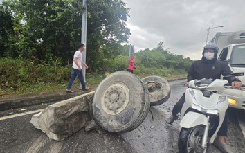 Xe tải đâm vào dải phân cách, lật chắn ngang đèo Cù Hin làm giao thông ách tắc