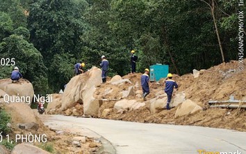 Nổ mìn phá nhiều tảng đá chắn ngang tỉnh lộ sau sạt lở núi