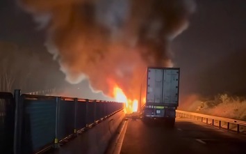 Ba ô tô bốc cháy sau va chạm liên hoàn trên cao tốc Vân Phong - Nha Trang