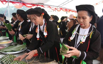 Độc đáo trải nghiệm thi gói bánh chưng gù tại Lễ hội Tây Thiên